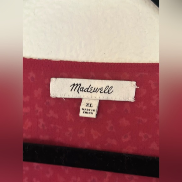 Red blouse. Very good condition. Cute floral pattern. - Picture 4 of 4